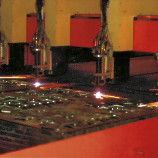 Snijden door middel van toortsen:   > Onderwaterplasma en high-definition-plasma   > Gewone en speciale staalsoorten, inox en aluminium   > Met numeriek gestuurde machines   > Chanfreineren van complexe stukken   > Automatisch ontbramen   > Straal- en schildertunnel